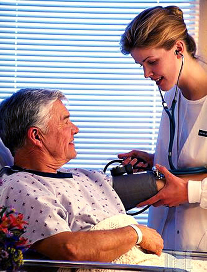 Enfermera cuidando a anciano